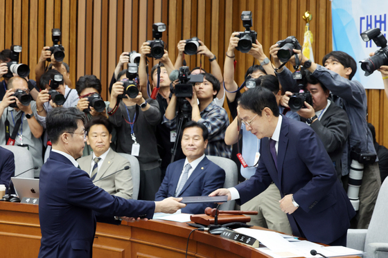 선서문 전달하는 김성수 후보자