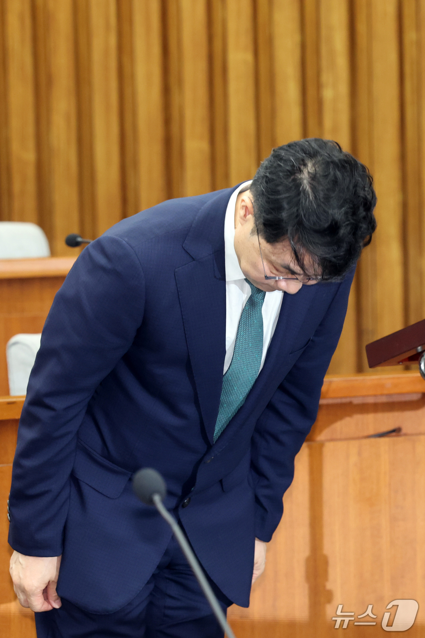 (서울=뉴스1) 황기선 기자 = 김성수 대법관 후보자가 14일 오전 서울 여의도 국회에서 열린 인사청문회에서 선서 전 인사를 하고 있다.  2026.9.14/뉴스1