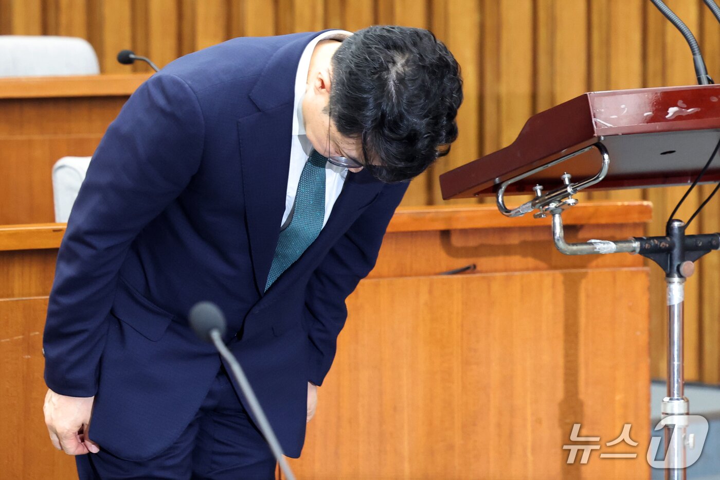 본문 이미지 - 김성수 대법관 후보자가 14일 오전 서울 여의도 국회에서 열린 인사청문회에서 선서 전 인사를 하고 있다. 2026.9.14 ⓒ 뉴스1 황기선 기자