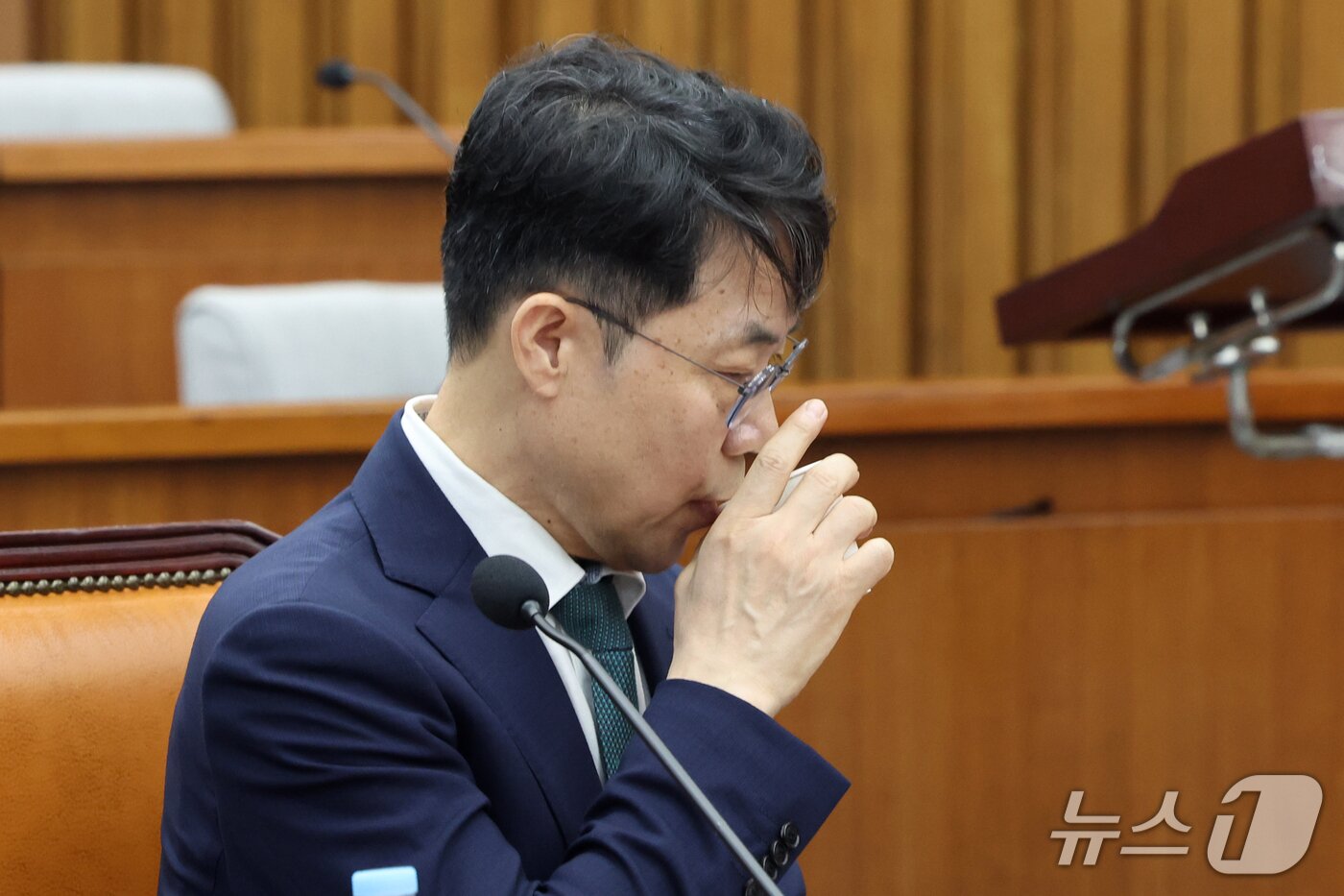 본문 이미지 - 김성수 대법관 후보자가 14일 오전 서울 여의도 국회에서 열린 인사청문회에서 물을 마시고 있다. 2026.9.14 ⓒ 뉴스1 황기선 기자