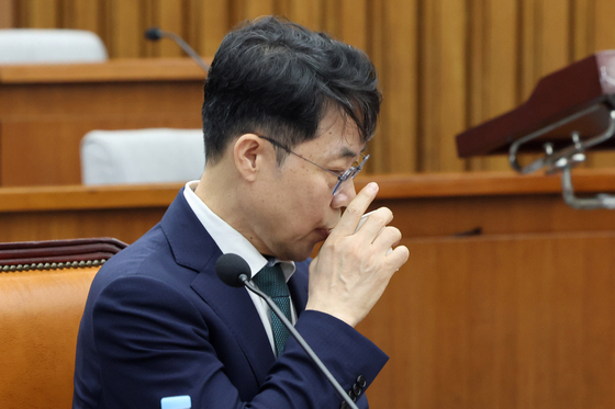 물 마시는 김성수 후보자