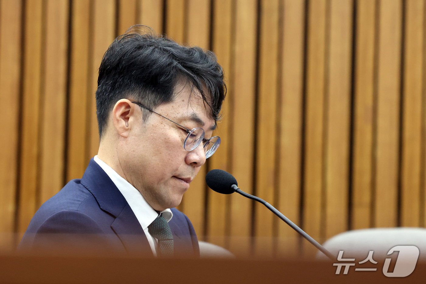 (서울=뉴스1) 황기선 기자 = 김성수 대법관 후보자가 14일 오전 서울 여의도 국회에서 열린 인사청문회에서 생각에 잠겨 있다.  2026.9.14/뉴스1