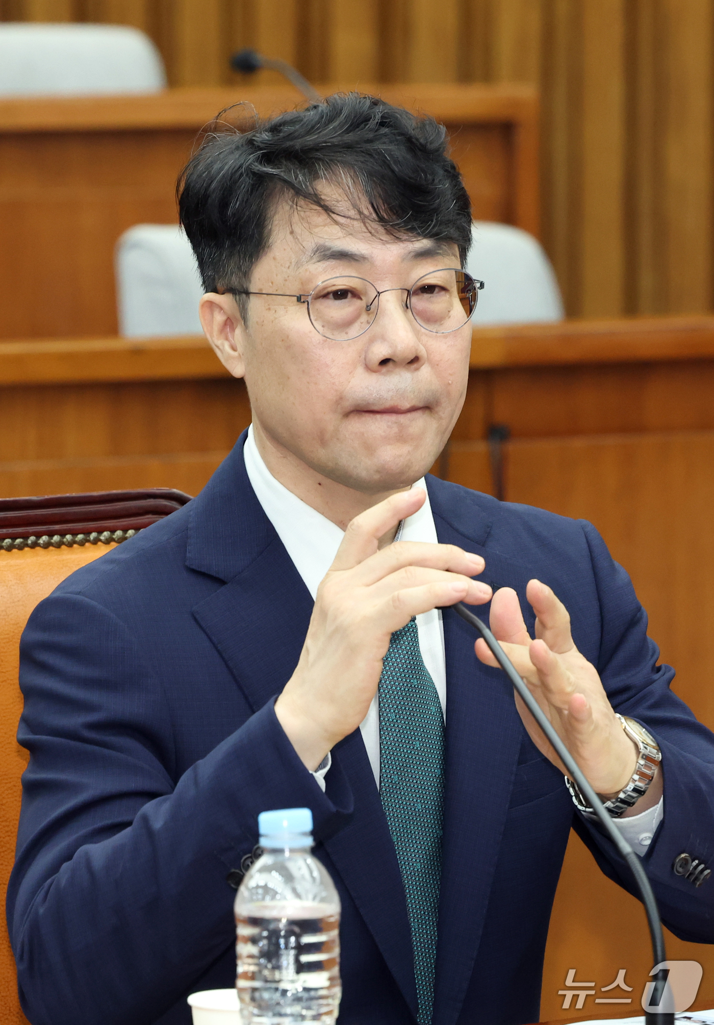 (서울=뉴스1) 황기선 기자 = 김성수 대법관 후보자가 14일 오전 서울 여의도 국회에서 열린 인사청문회에서 마이크를 만지고 있다.  2026.9.14/뉴스1