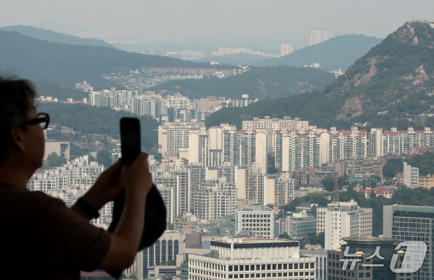 (서울=뉴스1) 권현진 기자 = 서울 강북권 아파트 매매 중위가격이 사상 처음 10억원을 넘어섰다. 14일 KB부동산에 따르면 지난달 서울 강북 14개구 아파트 매매 중위가격은 1 …