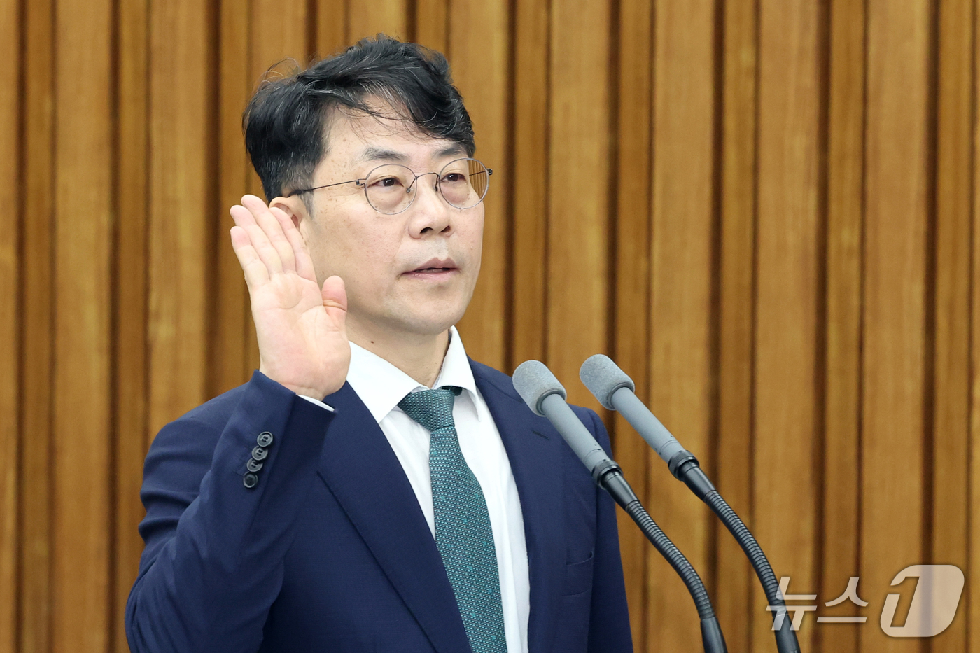 (서울=뉴스1) 황기선 기자 = 김성수 대법관 후보자가 14일 오전 서울 여의도 국회에서 열린 인사청문회에서 선서를 하고 있다.  2026.9.14/뉴스1