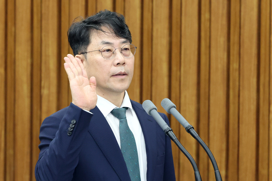 선서하는 김성수 후보자