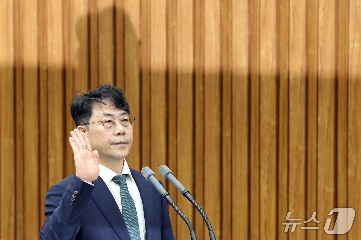 본문 이미지 - 김성수 대법관 후보자가 14일 오전 서울 여의도 국회에서 열린 인사청문회에서 선서를 하고 있다. 2026.9.14 ⓒ 뉴스1 황기선 기자