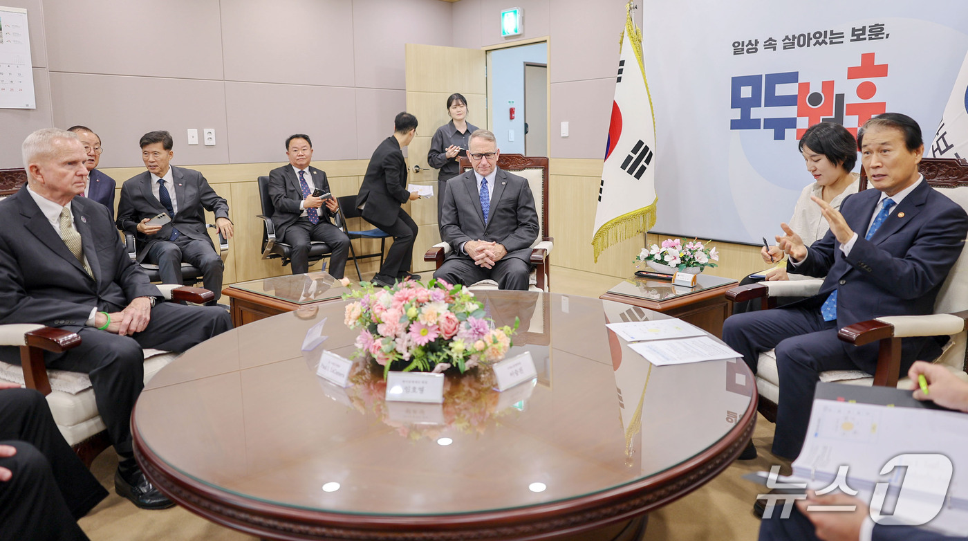 (서울=뉴스1) = 권오을 국가보훈부 장관이 14일 서울 용산구 서울지방보훈청에서 한미동맹 컨퍼런스 행사 참석차 방한한 주한미군전우회 회장단과 면담하고 있다. (국가보훈부 제공. …