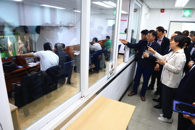 송미령, 추석 축산물 수급 점검…소고기 1.3배·돼지고기 1.4배 공급 확대