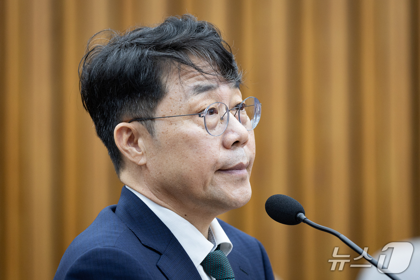 (서울=뉴스1) 유승관 기자 = 김성수 대법관 후보자가 14일 서울 여의도 국회에서 열린 대법관(김성수) 임명동의안 심사를 위한 인사청문회에 출석해 의원 질의를 경청하고 있다. 2 …