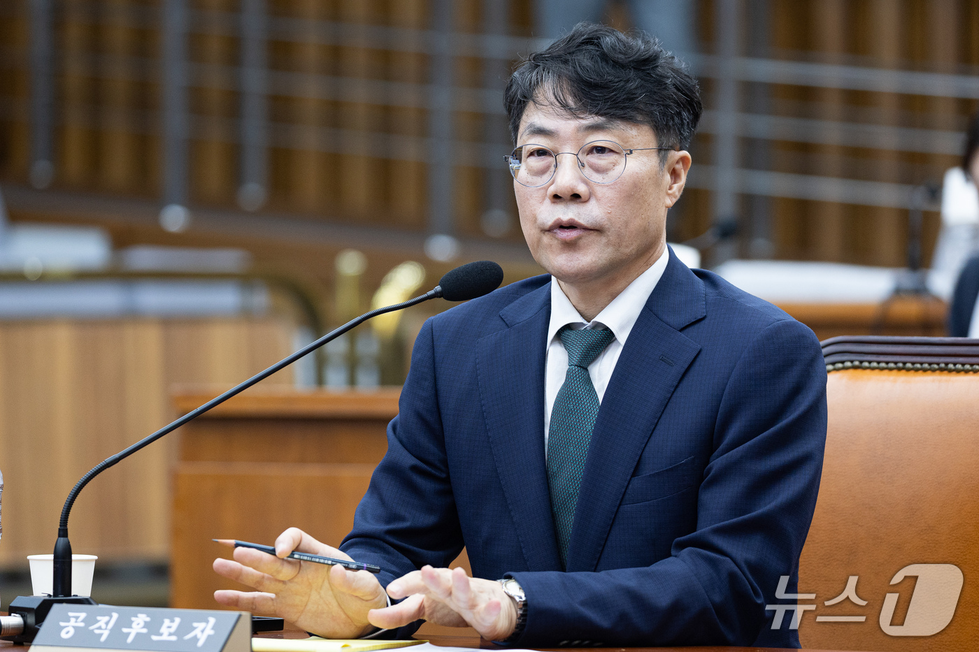 (서울=뉴스1) 유승관 기자 = 김성수 대법관 후보자가 14일 서울 여의도 국회에서 열린 대법관(김성수) 임명동의안 심사를 위한 인사청문회에 출석해 의원 질의에 답하고 있다. 20 …