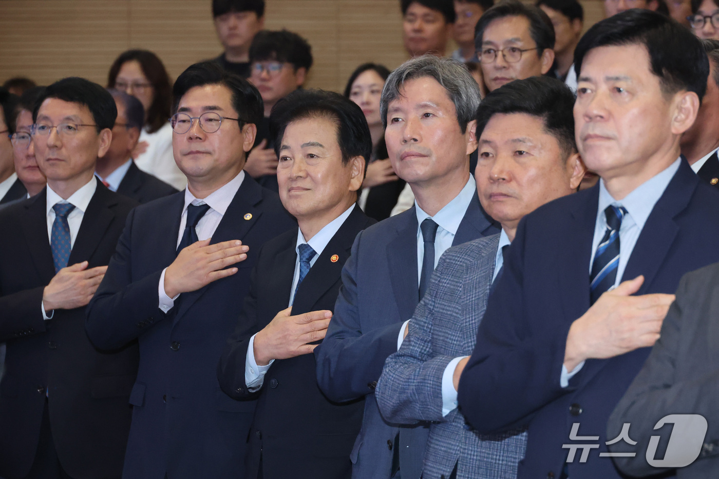 (서울=뉴스1) 신웅수 기자 = 박찬대 인천시장(왼쪽 두 번째부터), 정동영 통일부 장관이 14일 서울 여의도 국회 의원회관에서 열린 한반도 평화공존 정책페스타에서 국민의례를 하고 …