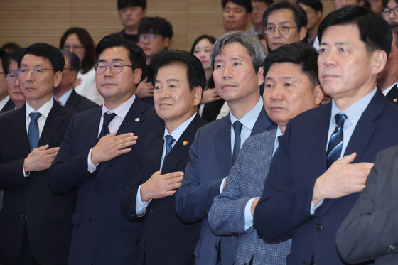 국민의례하는 정동영 장관·박찬대 시장