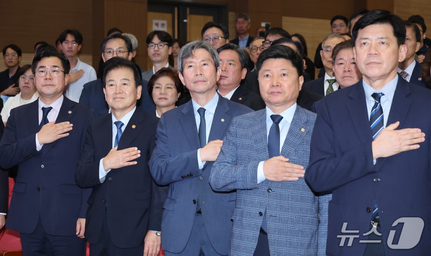 (서울=뉴스1) 신웅수 기자 = 박찬대 인천시장(왼쪽부터)과 정동영 통일부 장관이 14일 서울 여의도 국회 의원회관에서 열린 한반도 평화공존 정책페스타에서 국민의례를 하고 있다. …