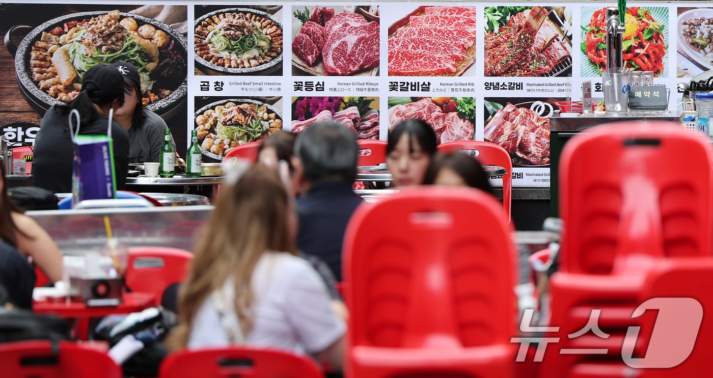 (서울=뉴스1) 김진환 기자 = 국내 일반음식점의 매출에서 식재료비와 인건비가 차지하는 비중이 2024년에 처음으로 70%를 넘어선 것으로 나타났다.외식업계에서 이른바 '프라임 코 …