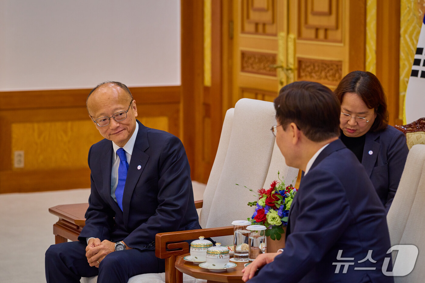 (서울=뉴스1) 이재명 기자 = 이재명 대통령이 14일 청와대에서 한-중앙아 정상회의 계기 방문한 칸다 마사토 아시아개발은행(ADB) 총재를 접견하고 있다. (청와대 제공. 재판매 …