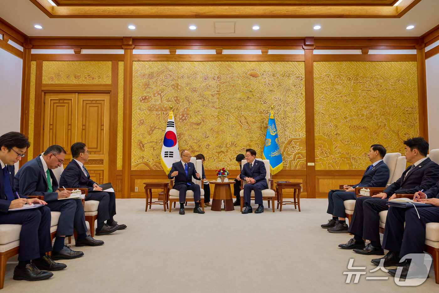 (서울=뉴스1) 이재명 기자 = 이재명 대통령이 14일 청와대에서 한-중앙아 정상회의 계기 방문한 칸다 마사토 아시아개발은행(ADB) 총재를 접견하고 있다. (청와대 제공. 재판매 …