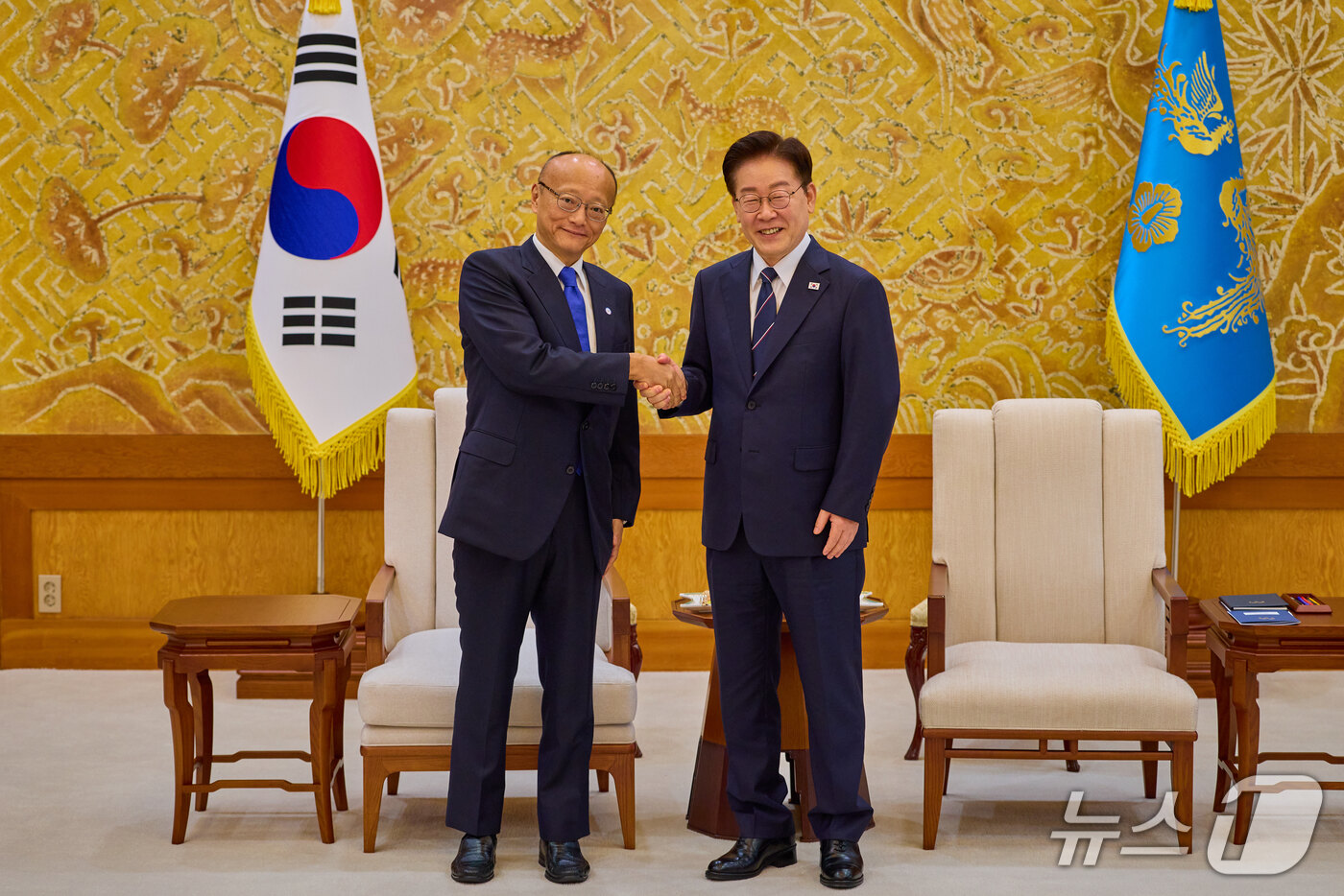 (서울=뉴스1) 이재명 기자 = 이재명 대통령이 14일 청와대에서 한-중앙아 정상회의 계기 방문한 칸다 마사토 아시아개발은행(ADB) 총재를 접견하고 있다. (청와대 제공. 재판매 …