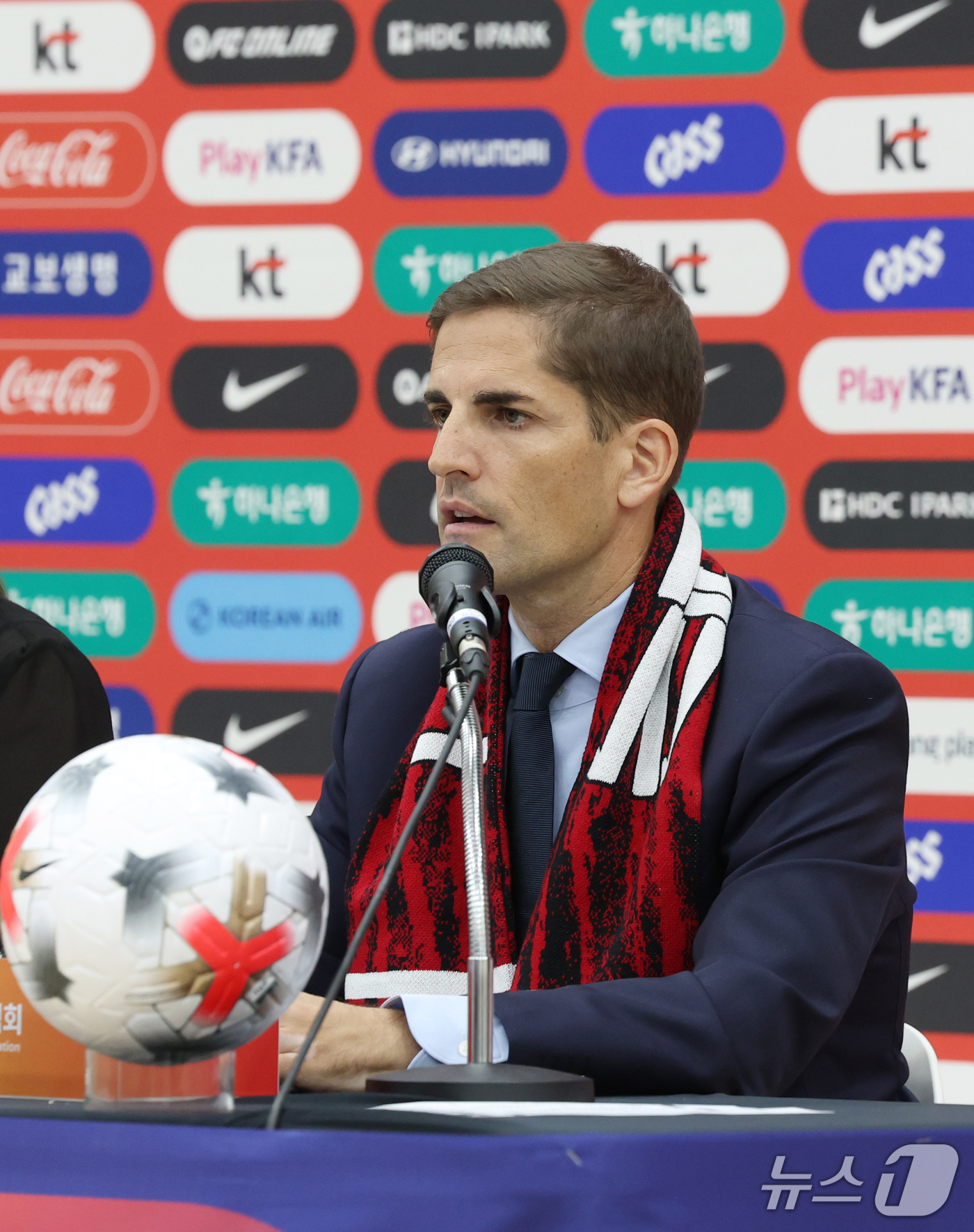 (천안=뉴스1) 김영운 기자 = 로베르트 모레노 대한민국 남자 축구 대표팀 임시 감독이 14일 충남 천안시 서북구 코리아풋볼파크에서 열린 감독 취임식 및 하나은행 초청 축구국가대표 …
