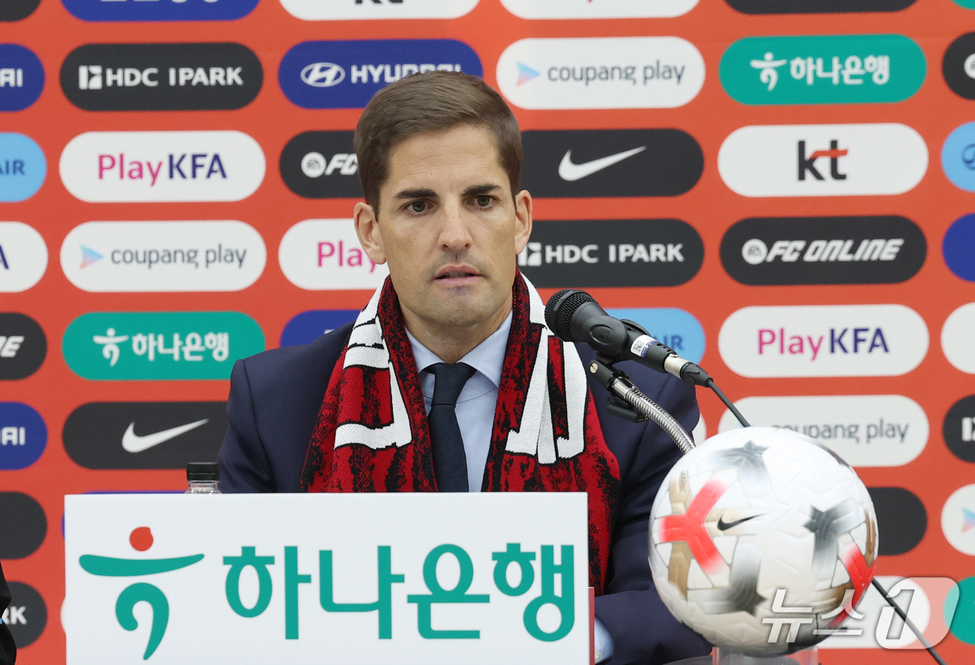 (천안=뉴스1) 김영운 기자 = 로베르트 모레노 대한민국 남자 축구 대표팀 임시 감독이 14일 충남 천안시 서북구 코리아풋볼파크에서 열린 감독 취임식 및 하나은행 초청 축구국가대표 …