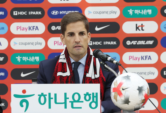 모두발언하는 모레노 임시 감독