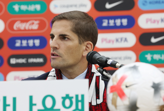 대표팀 명단 발표하는 모레노 감독