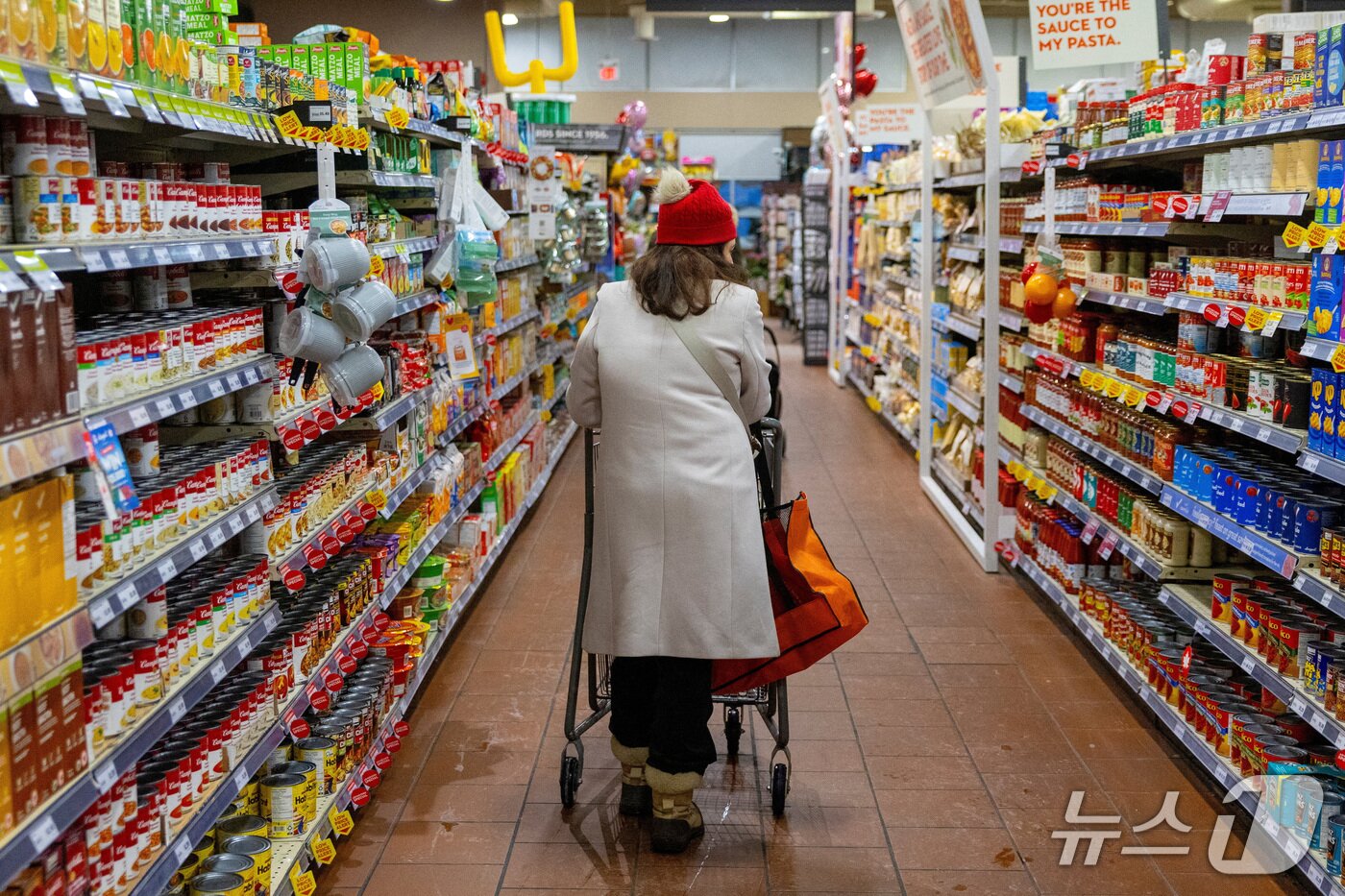 본문 이미지 - 캐나다 온타리오주 토론토의 한 식료품점에서 한 사람이 장을 보고 있다. (자료사진) 2026.1.26 ⓒ 로이터=뉴스1