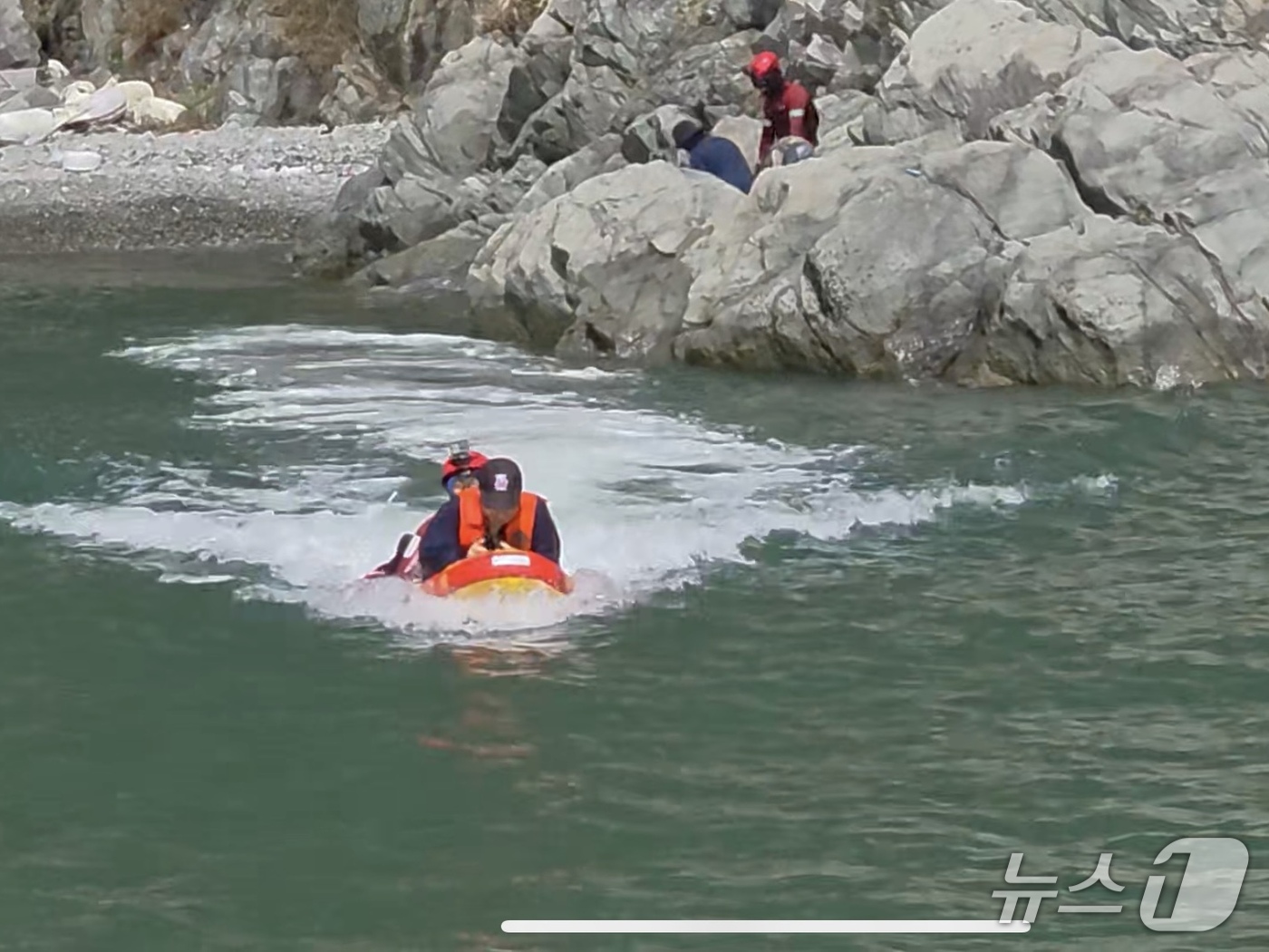 (여수=뉴스1) 김성준 기자 = 13일 오전 10시 47분쯤 전남광주 여수시 돌산읍 외치도 인근 갯바위에 낚시객 2명이 고립돼 여수해경이 구조작업을 벌이고 있다. (여수해경 제공. …