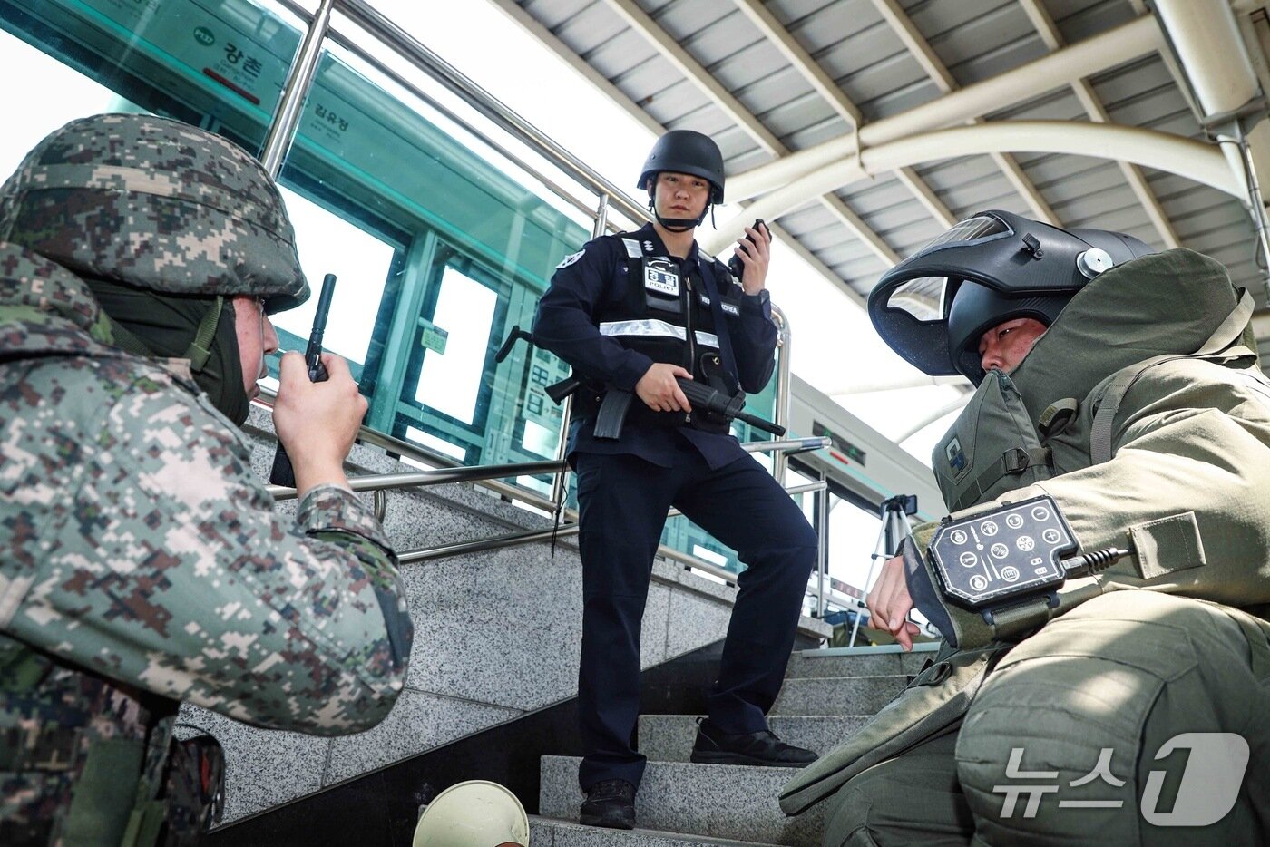 본문 이미지 - 14일 춘천시 강촌역에서 열린 대테러 통합 대응훈련에서 2군단 폭발물처리반(EODU) 및 경찰이 함께 미상폭발물을 조치하고 있다.(육군 2군단 제공. 재판매 및 DB 금지)/뉴스1