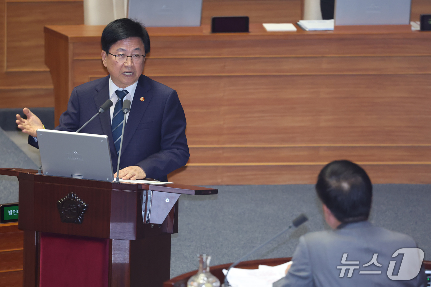 (서울=뉴스1) 신웅수 기자 = 최교진 교육부 장관이 14일 서울 여의도 국회에서 열린 제439회국회(정기회) 8차 본회의 대정부질문에서 교육·사회·문화에 관한 질문에 답변하고 있 …