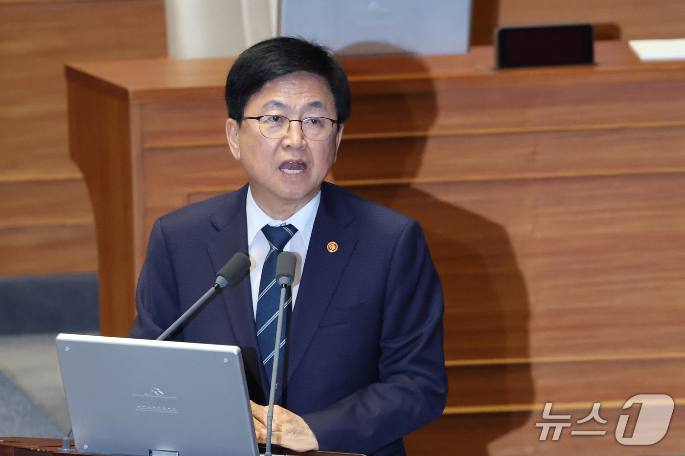 (서울=뉴스1) 신웅수 기자 = 최교진 교육부 장관이 14일 서울 여의도 국회에서 열린 제439회국회(정기회) 8차 본회의 대정부질문에서 교육·사회·문화에 관한 질문에 답변하고 있 …