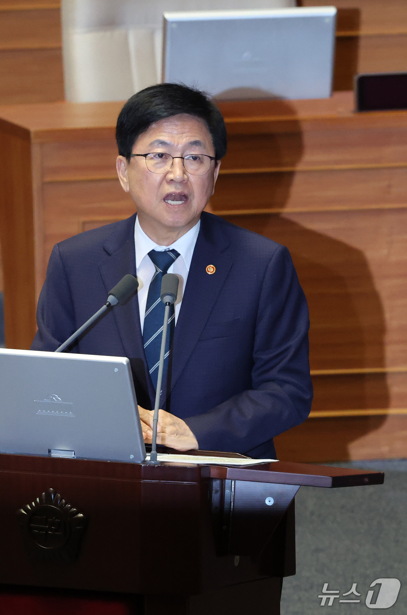 (서울=뉴스1) 신웅수 기자 = 최교진 교육부 장관이 14일 서울 여의도 국회에서 열린 제439회국회(정기회) 8차 본회의 대정부질문에서 교육·사회·문화에 관한 질문에 답변하고 있 …