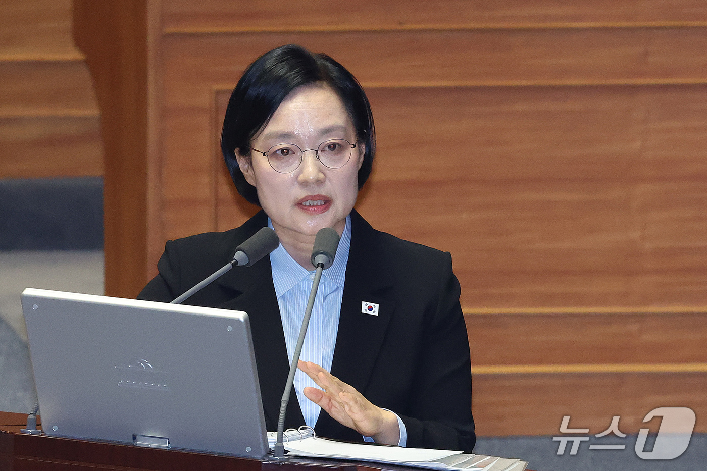 (서울=뉴스1) 신웅수 기자 = 한성숙 국무총리가 14일 서울 여의도 국회에서 열린 제439회국회(정기회) 8차 본회의 대정부질문에서 교육·사회·문화에 관한 질문에 답변하고 있다. …