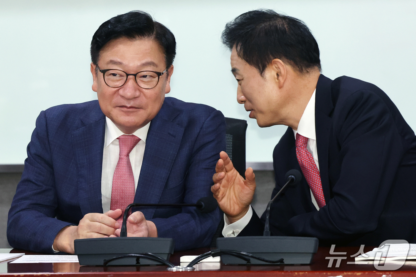 (서울=뉴스1) 황기선 기자 = 국민의힘 정점식 원내대표와 유영하 의원이 14일 오후 서울 여의도 국회 의원회관에서 열린 ‘대구 군공항 이전, 이대로 괜찮은가’ 국회 토론회에서 대 …