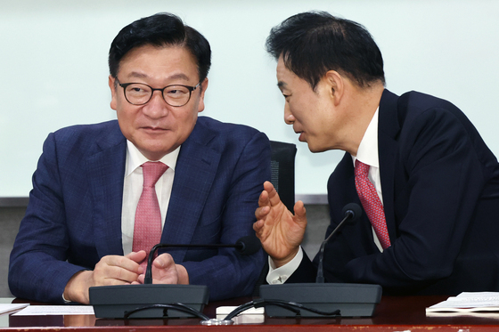 유영하 의원과 대화 나누는 정점식 원내대표