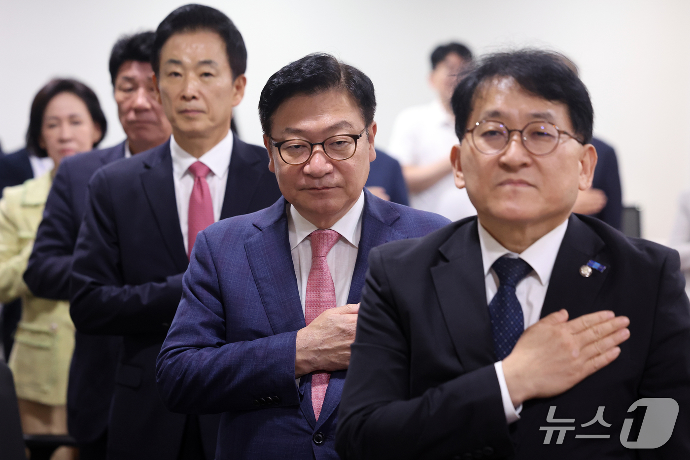 (서울=뉴스1) 황기선 기자 = 정점식 국민의힘 원내대표가 14일 오후 서울 여의도 국회 의원회관에서 열린 ‘대구 군공항 이전, 이대로 괜찮은가’ 국회 토론회에서 국민의례를 하고 …