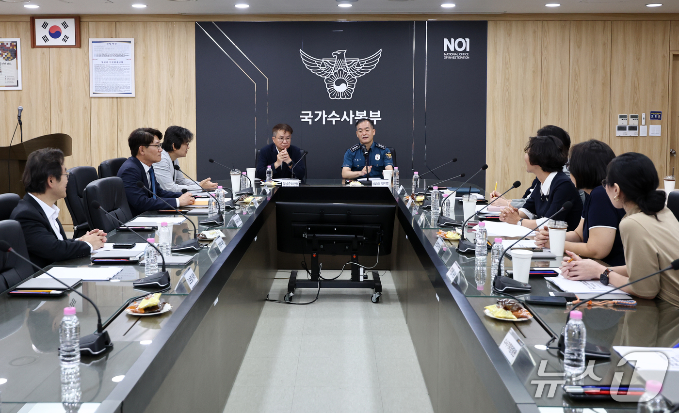 (서울=뉴스1) 최지환 기자 = 김종철 경찰청장 직무대행이 14일 오후 서울 서대문구 국가수사본부에서 열린 경찰 수사 개혁위원회 제8차 회의를 앞두고 김남준 위원장 및 위원들과 대 …