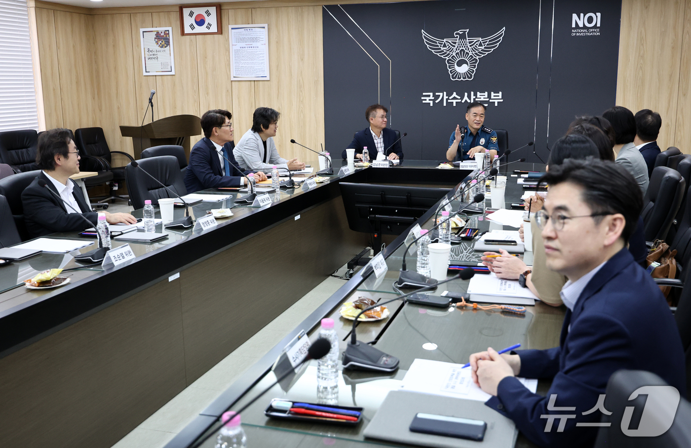 (서울=뉴스1) 최지환 기자 = 김종철 경찰청장 직무대행이 14일 오후 서울 서대문구 국가수사본부에서 열린 경찰 수사 개혁위원회 제8차 회의를 앞두고 김남준 위원장 및 위원들과 대 …