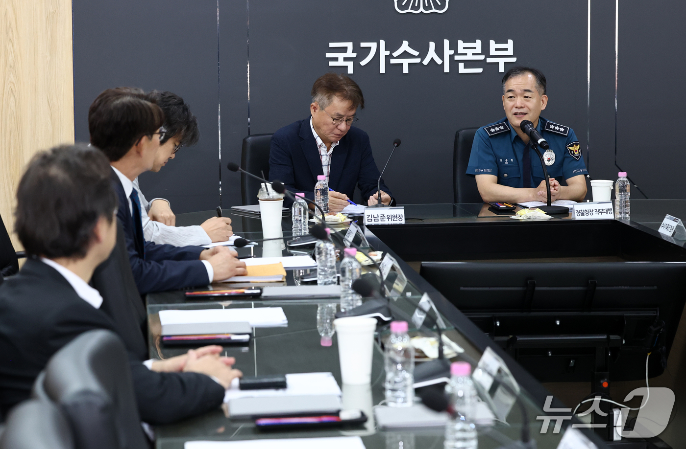 (서울=뉴스1) 최지환 기자 = 김종철 경찰청장 직무대행이 14일 오후 서울 서대문구 국가수사본부에서 열린 경찰 수사 개혁위원회 제8차 회의를 앞두고 김남준 위원장 및 위원들과 대 …