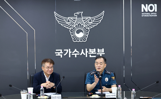 수사 개혁위원회 위원들과 대화 나누는 경찰청장 대행
