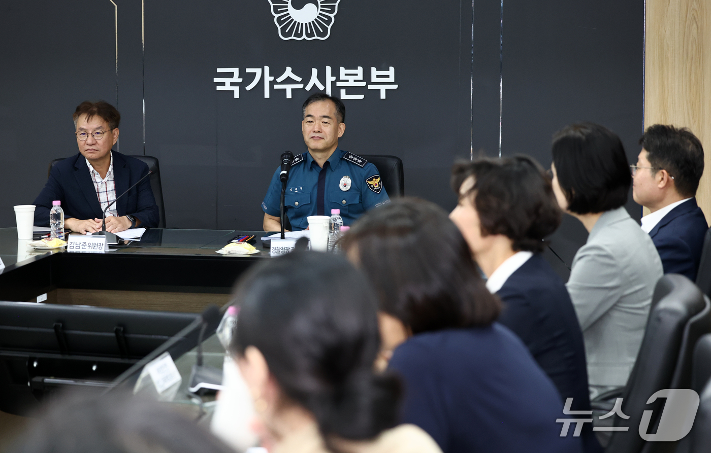 (서울=뉴스1) 최지환 기자 = 김종철 경찰청장 직무대행, 김남준 경찰 수사 개혁위원장이 14일 오후 서울 서대문구 국가수사본부에서 열린 경찰 수사 개혁위원회 제8차 회의에 자리해 …