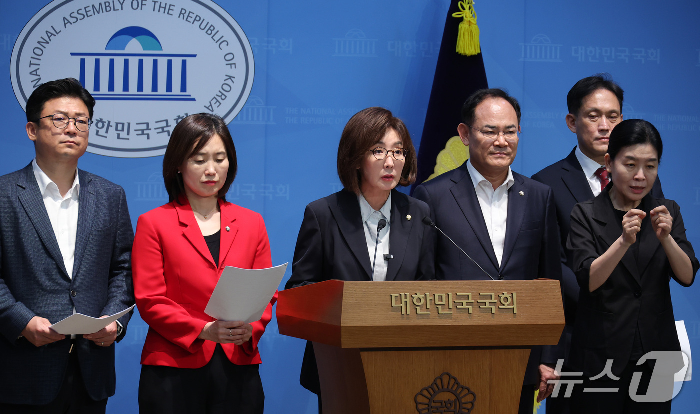 (서울=뉴스1) 신웅수 기자 = 나경원 국민의힘 의원이 14일 서울 여의도 국회 소통관에서 준연동형비례제 폐지를 촉구하는 기자회견을 하고 있다. 2026.9.14/뉴스1