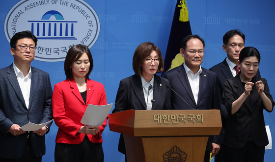 기자회견하는 나경원 의원