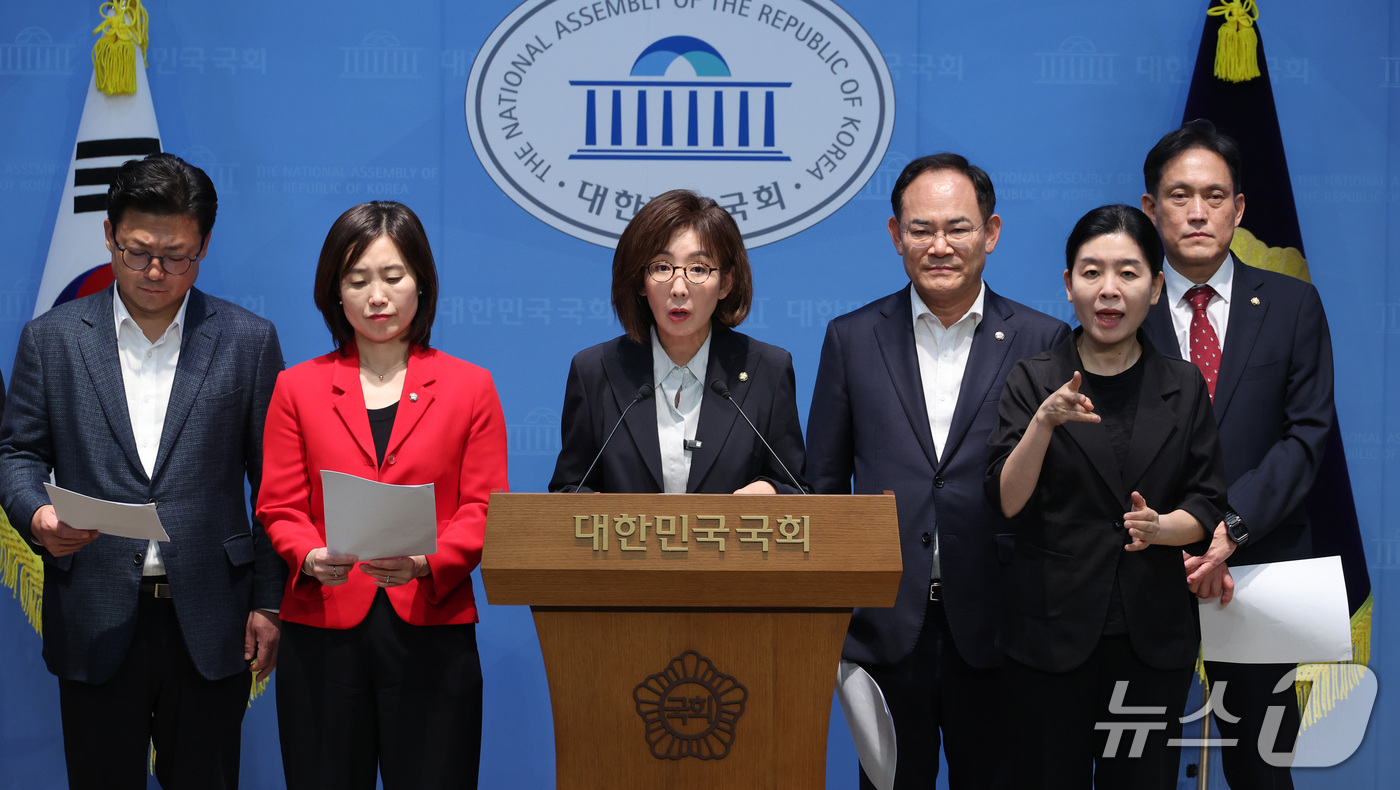 (서울=뉴스1) 신웅수 기자 = 나경원 국민의힘 의원이 14일 서울 여의도 국회 소통관에서 준연동형비례제 폐지를 촉구하는 기자회견을 하고 있다. 2026.9.14/뉴스1