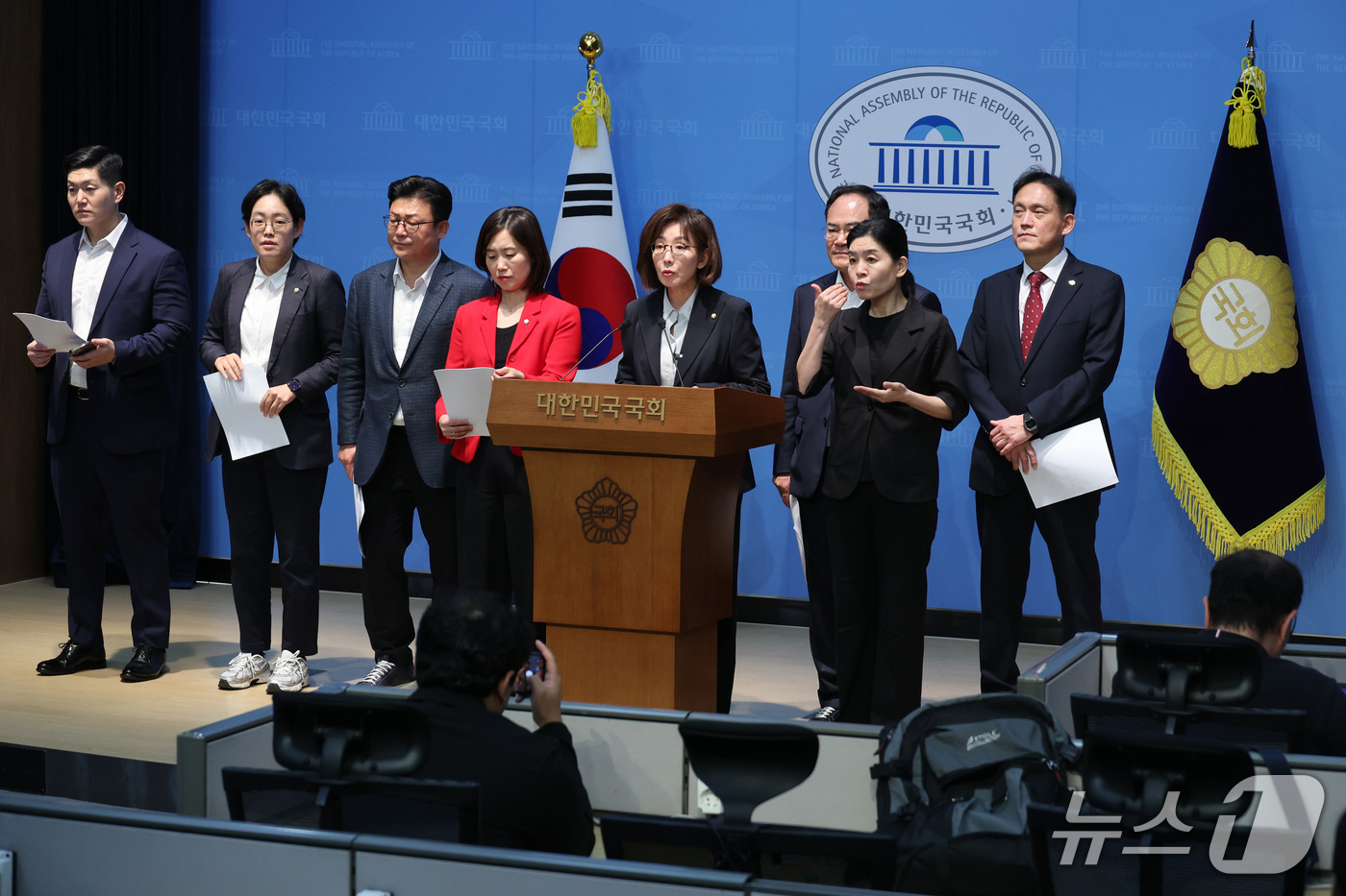 (서울=뉴스1) 신웅수 기자 = 나경원 국민의힘 의원이 14일 서울 여의도 국회 소통관에서 준연동형비례제 폐지를 촉구하는 기자회견을 하고 있다. 2026.9.14/뉴스1