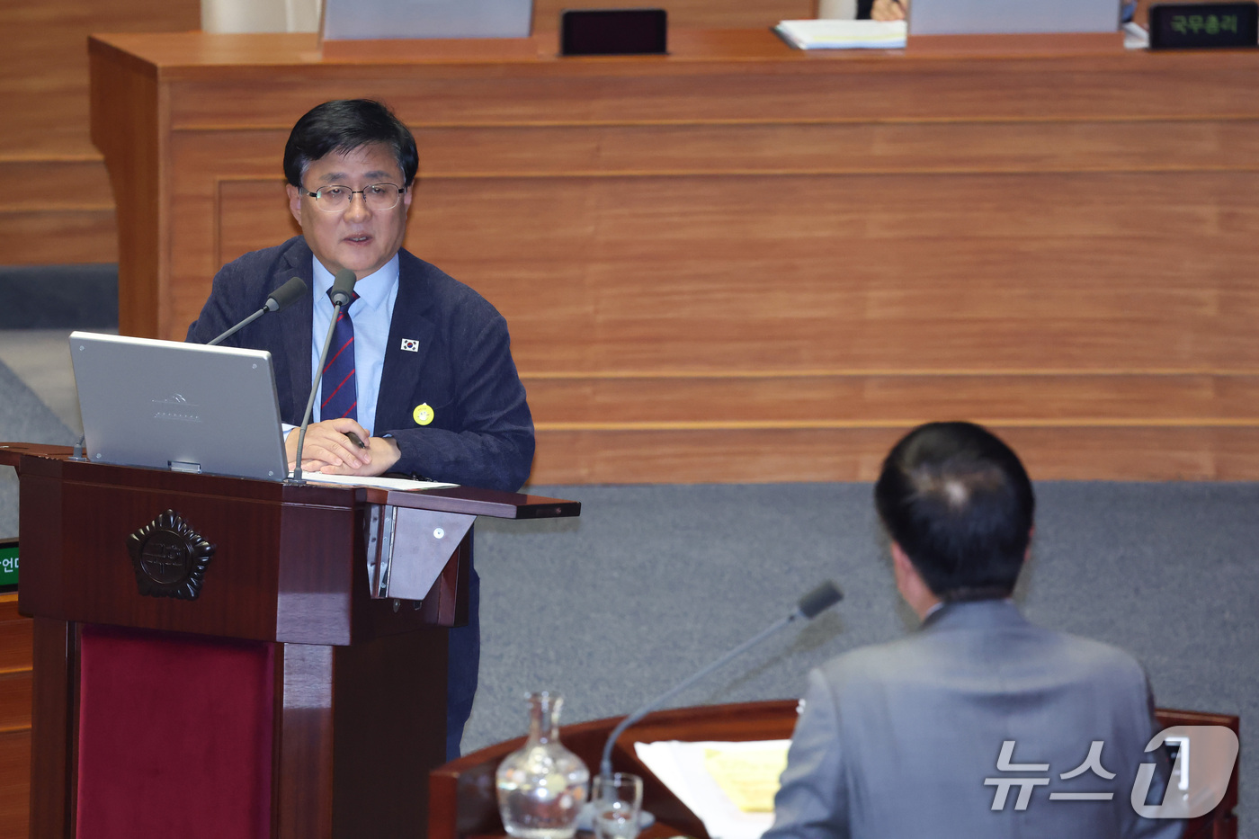 (서울=뉴스1) 신웅수 기자 = 김성환 기후에너지환경부 장관이 14일 서울 여의도 국회에서 열린 제439회국회(정기회) 8차 본회의 대정부질문에서 교육·사회·문화에 관한 질문에 답 …