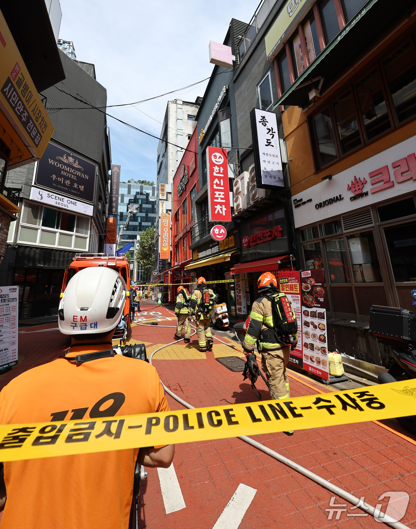 (서울=뉴스1) 최지환 기자 = 14일 오후 서울 종로구 젊음의 거리 인근 건물에 위치한 음식 체험 교실에서 화재가 발생해 소방관들이 진화를 하고 있다. 2026.9.14/뉴스1