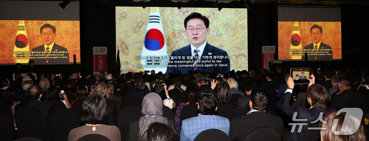(서울=뉴스1) 박지혜 기자 = 이재명 대통령이 14일 서울 중구 더 플라자 서울에서 열린 제39회 LAWASIA(아시아·태평양 법률가협회) 총회 개막식에서 영상으로 축하인사를 전 …