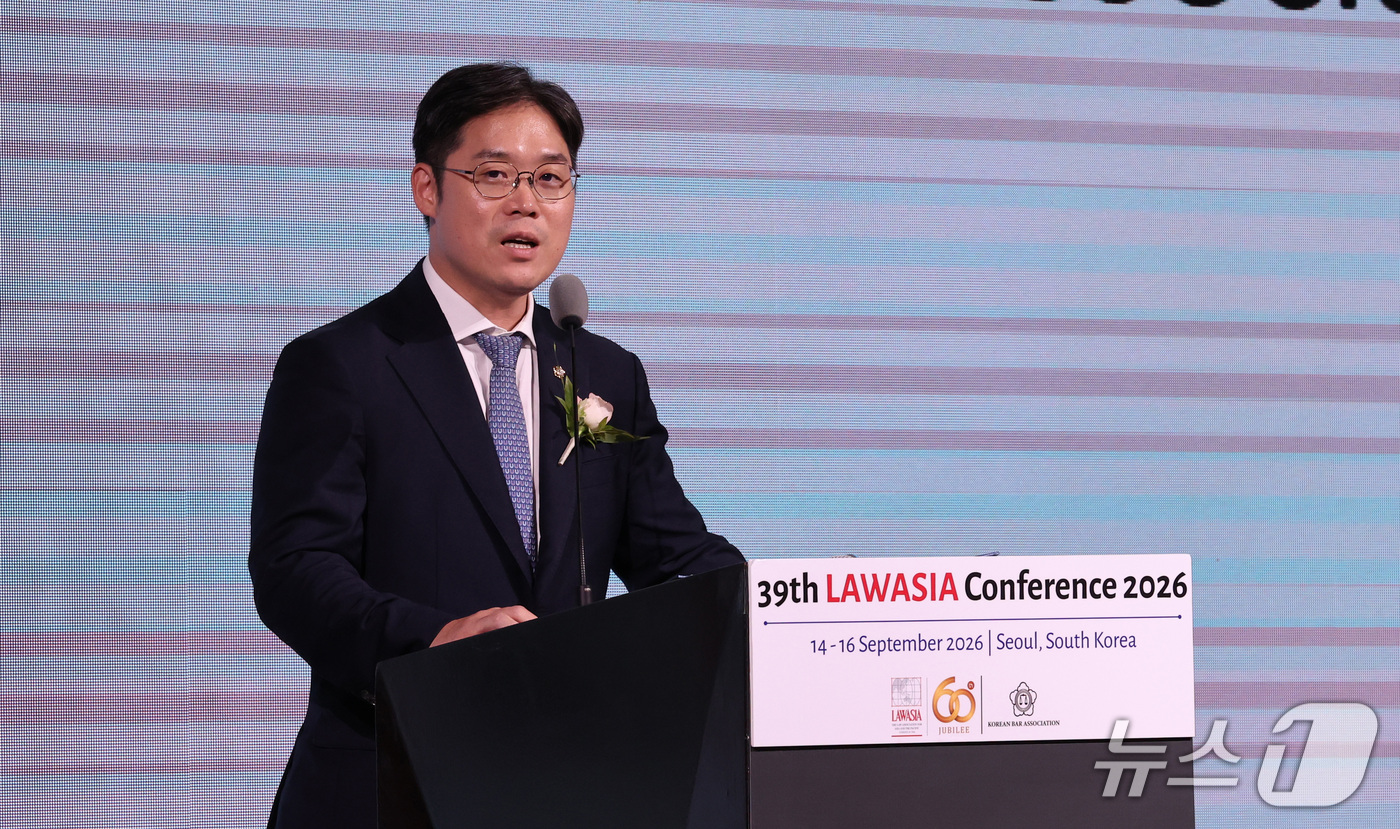(서울=뉴스1) 박지혜 기자 = 김정욱 대한변호사협회 회장이 14일 서울 중구 더 플라자 서울에서 열린 제39회 LAWASIA(아시아·태평양 법률가협회) 총회 개막식에서 환영사를 …
