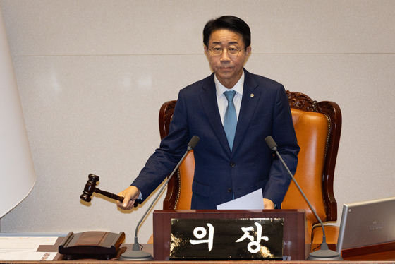 의사봉 두드리는 조정식 국회의장